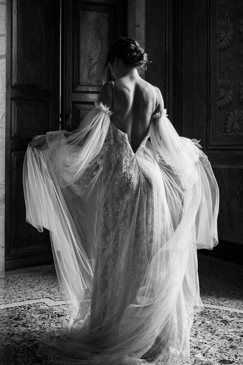 La sposa raggiante nel suo abito in voile di seta La sposa raggiante nel suo abito fluido, perfetto per un matrimonio in spiaggia in Liguria